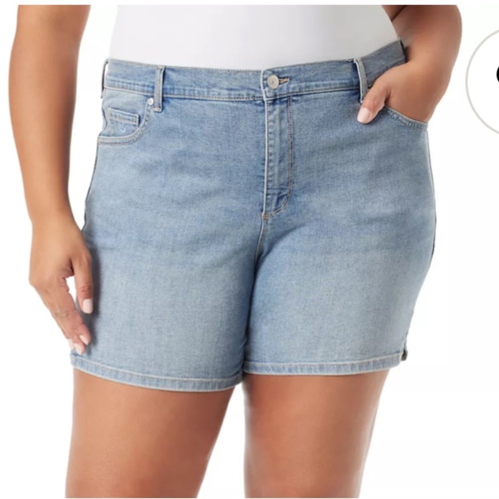 Gloria Vanderbilt Amanda Light Blue Denim Women’s Shorts Sz 16 Avg NWT